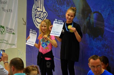 Zawodniczki na podium uhonorowane dyplomami i medalami
